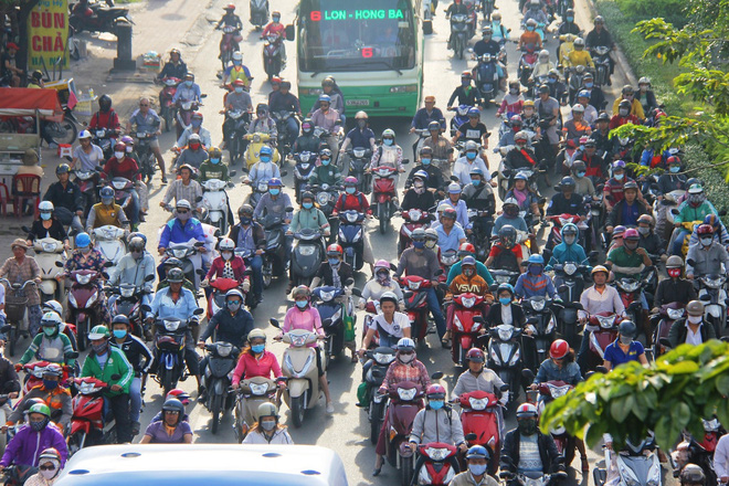 Kẹt xe từ sáng sớm, người Sài Gòn chen chúc đi làm trong tiết trời se lạnh ngày đầu tiên của năm 2018